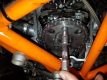 position nockenwelle/kurbelwelle nur zahnweise und anhand position der schraube des nockenwellen-haltebgels zum loch im zahnrad (bei auf OT blockierter kurbelwelle). kenne ich von anderen motoren fr feineinstellung ber konus verdrehbar, hier passt die kettenlnge zufllig ohne nachjustage genau.